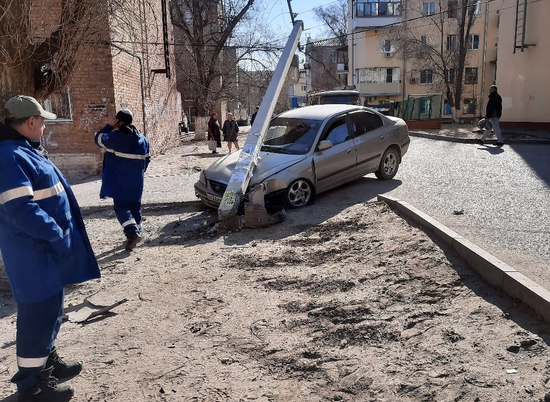 В Волгограде жители сидят без света из-за неадекватного водителя